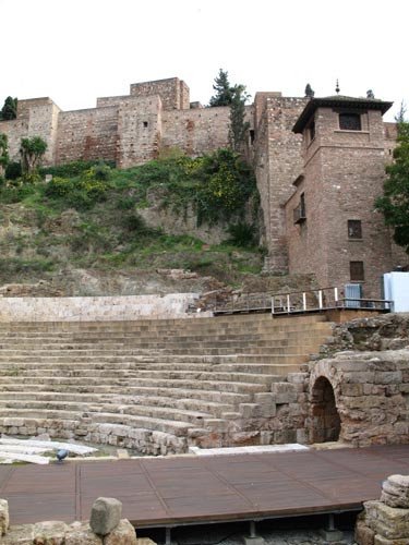 Imagen de la Alcazaba, con el Teatro Romano en primer término. Imagen de guiarte.com