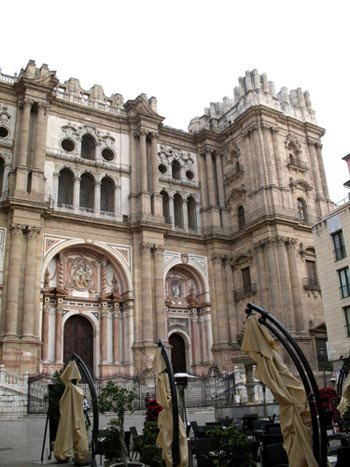 El lado opuesto de la fachada catedralicia, donde nunca se elevó la torre. Imagen de guiarte.com