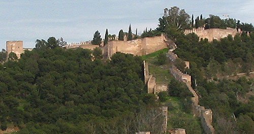 El cerro de Gibralfaro está coronado por una fortaleza de origen árabe. Imagen de guiarte.com