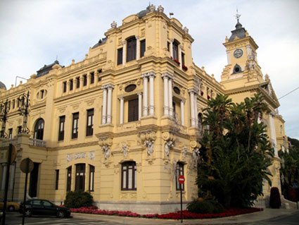 Portada del Ayuntamiento de la ciudad. Imagen de guiarte.com