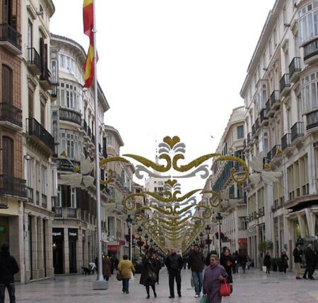 La calle Marques de Larios, en su arranque, en la Plaza de la Constitución. Imagen de guiarte.com