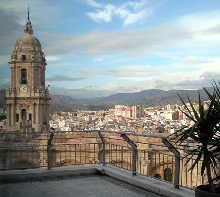 Imagen de la torre de la catedral malagueña, desde el ático del Málaga Palacio. Imagen de guiarte.com