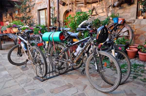 Bicicletas de los peregrinos, en uno de los albergues de Rabanal (León). Imagen de Guiarte.com/Beatriz Álvarez
