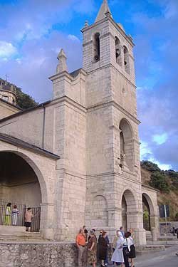 Templo de la Virgen de las Angustias, a la entrada de Molinaseca. guiarte.com. Copyright