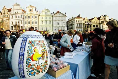 Huevo de Pascua en un mercado de Praga. Turismo Checo