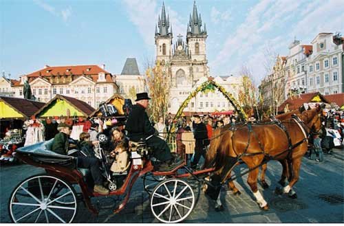 Carruaje de caballos en Feria de Pascua de Praga. Turismo Checo.