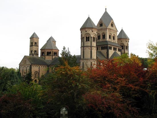 Las torres de la iglesia abacial emergen sobre la vegetación de otoño. Guiarte Copyright