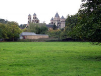 El monasterio, desde la orilla...
