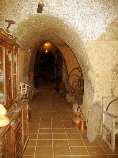 La cueva de La Sacristía, una bodega museo de Valdevimbre (León). Guiarte Copyright