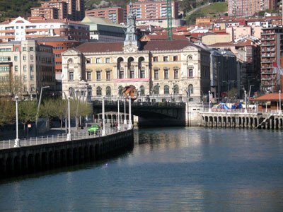 Imagen de la Ría de Bilbao, desde el Arenal. Al fondo el Ayuntamiento. Guiarte.com Copyright