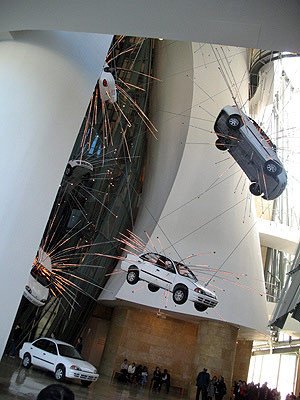 Instalación temporal en la entrada del Guggenheim. Guiarte.com Copyright