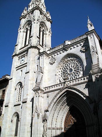 Imponente vista de la fachada de la Catedral de Bilbao. Foto Guiarte.com Copyright