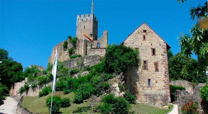 La torre del castillo de Rötteln, emerge orgullosa entre la colina boscosa, cerca de Lörrach.  Guiarte.com. Copyright