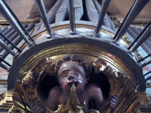 Detalle del órgano de Santa Marina del Rey, León.