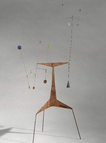 Alexander Calder. Móvil de pie (Standing Mobile), 1942. Chapa de metal pintado, vara de metal y alambre. Solomon R. Guggenheim Museum, Nueva York. The Hilla Rebay Collection, 1971