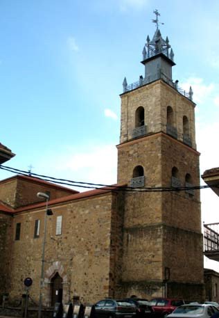La poderosa torre del templo parroquial de Benavides de Órbigo. guiarte.com