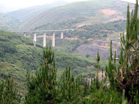 En la bajada a Cerezal se observa el viaducto de la A 6 y las explotaciones mineras del Bierzo. Guiarte Copyright
