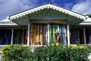 Tienda de pareos en Moorea. Tahití Turismo