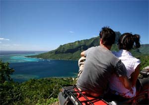 En Quad, por los campos de Moorea. Tahití Turismo