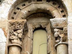 Ventana de la iglesia de Cervatos, con elementos eróticos en los capiteles. guiarte.com