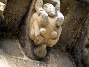 Escena erótica en uno de los canecillos del templo de Cervatos