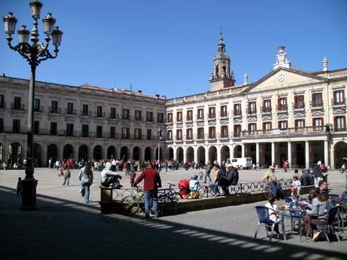 Un rincón de la Plaza Nueva, con el campanario de San Miguel, en el fondo. Guiarte.com. Copyright