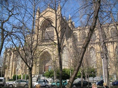 La Catedral Nueva se halla en medio de una de las zonas verdes más atractivas de la ciudad. Guiarte.com. Copyright