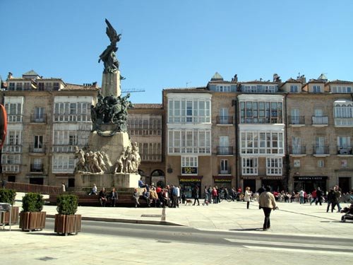 plaza de la Virgen Blanca, con el monumento a la Batalla de Vitoria. Guiarte.com. Copyright