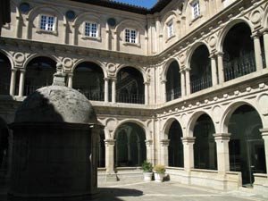 Claustro del excelente parador de Monforte de Lemos, en el interior de Galicia. Imagen de guiarte.com