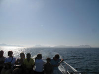 Atardece. El barco regresa. La...