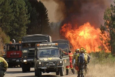 Miembros de la UME, en uno de los múltiples incendios registrados este verano en el noroeste español