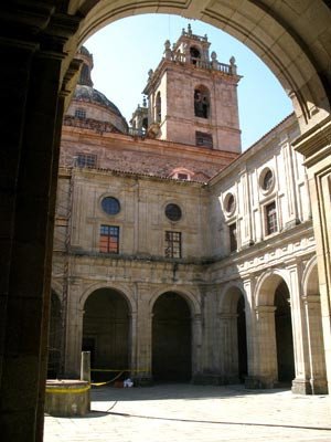 Claustro del Colegio Nuestra Señora da Antigua. Guiarte.com