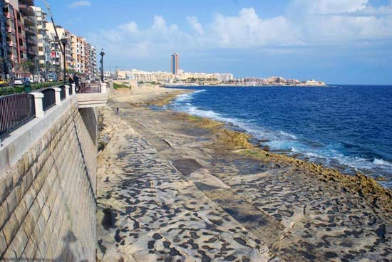 Malta. Sliema. Playa de piedra pómez y refugio de turistas