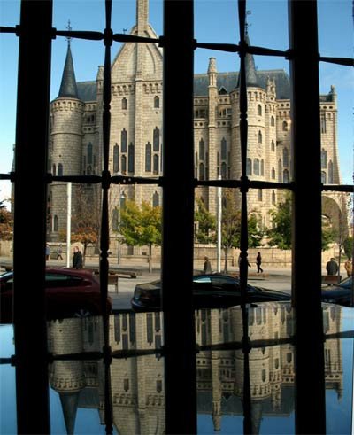 El palacio de Gaudí, visto desde un ventanal. imagen de guiarte.com