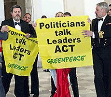 Los políticos hablan, los líderes actúan. Activistas de Greenpeace en la Cumbre. Foto Greenpeace