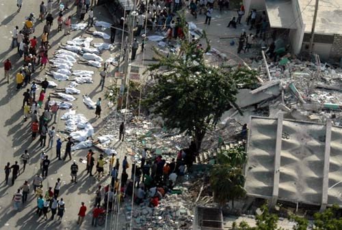 Los muertos por el terremoto son decenas de miles. Imagen tomada por Cruz Roja