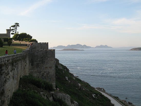 Los muros de Monterreal vigilan la entrada de la Ría de Vigo y las Islas Cíes, al fondo. Imagen de guiarte.com. Copyright.
