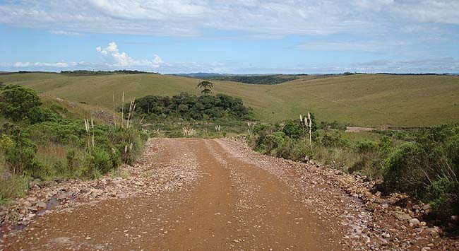 Uno de los trechos de la carretera de tierra que nos lleva a Aparados da Serra. Imagen Guiarte Copyright
