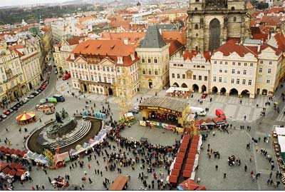 Praga. Plaza de la Ciudad Vieja, con mercadillo. Turismo Checo.