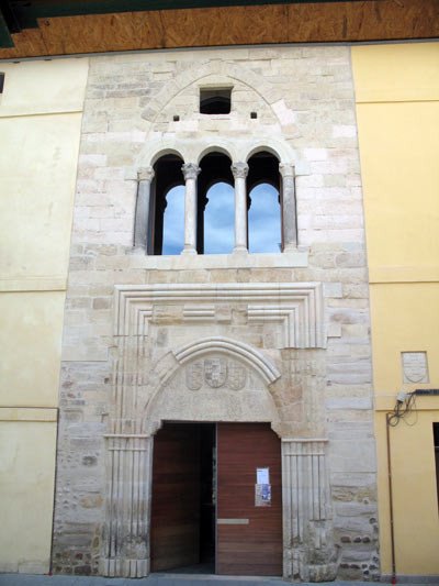 Los elementos prerrománicos están visibles en este bellísimo mirador del Palacio. guiarte.com