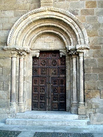 Puerta románica en la catedral de Tuy. Guiarte.com