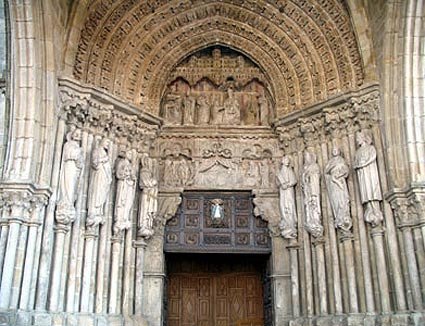 La magnífica portada de la catedral de Tuy. Guiarte.com