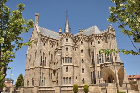 El Palacio Episcopal de Astorga, una joya de Gaudí, en las cercanías de éste bucólico camping. imagen de Beatriz Alvarez. guiarte.com