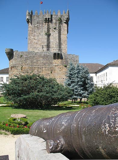 Los cañones ya no defienden el castillo, sino que definen un tiempo. Imagen de Guiarte.com