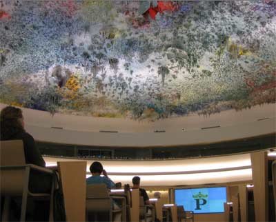 Paradores, en la sala de los Derechos Humanos conocida mundialmente por ser el símbolo de la ONU en Europa y también por su magnífica cúpula decorada por Miquel Barceló.
