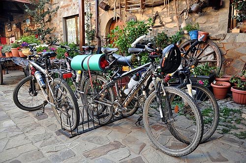 Bicicletas, aparcadas en un albergue de Rabanal del Camino (León). Guiarte Copyright