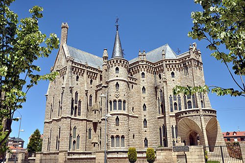 El Palacio episcopal de Astorga, obra de Antonio Gaudí. Guiarte Copyright