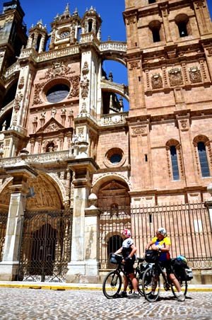 Peregrinos llegan ante la catedral de Astorga. guiarte.com