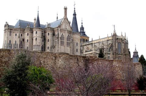 Conjunto monumetal en Astorga: modernidos de Gaudí y exterior gótico de la catedral, sobre murallas romanas. guiarte.com
