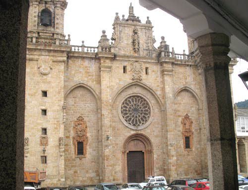 Portada de la catedral de Mondoñedo, desde los soportales de la plaza. Guiarte.com. Copyright